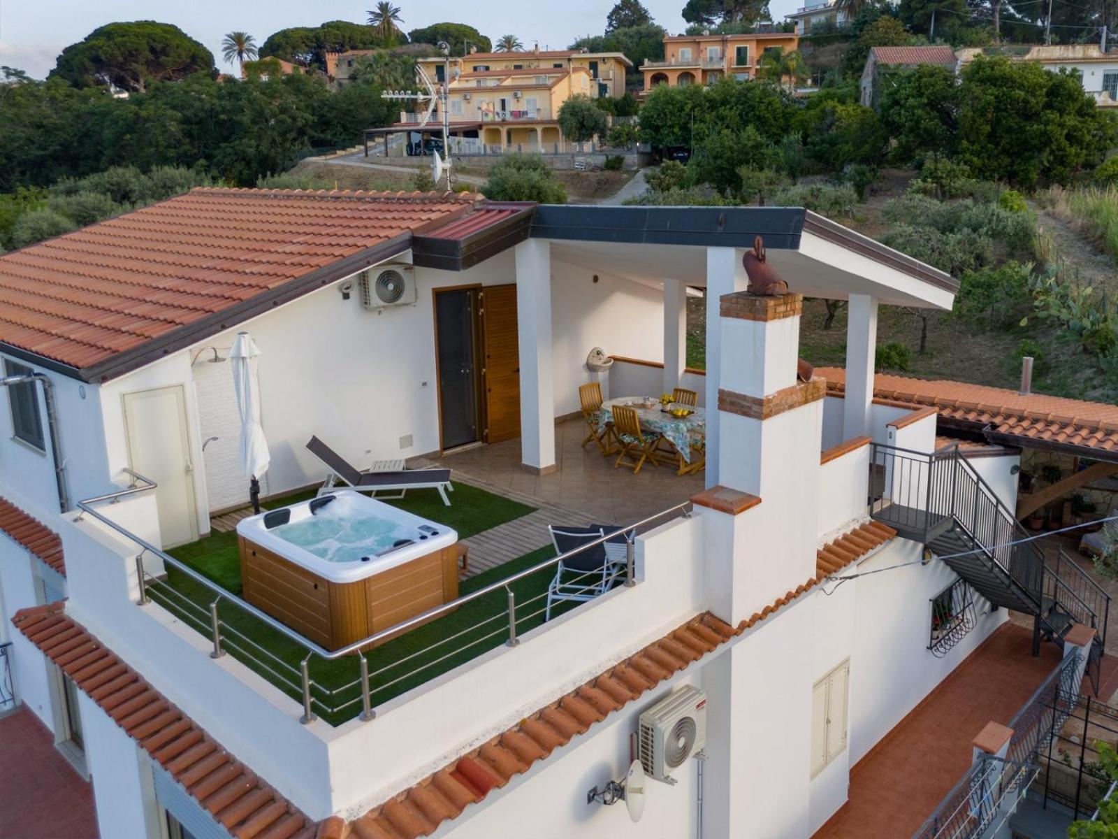 Loft Incantevole Con Idromassaggio Esterno Privato Патти Экстерьер фото